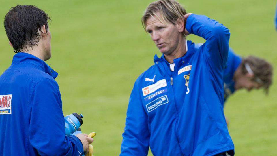 BLIR OPPSAGT: Kent Bergersen og Lyn er i forhandlinger om villk�rene for trenerens avgang. Her i samtale med det som kan v�re hans arvtager, Tommy Berntsen. Foto: Morten Holm / SCANPIX.
