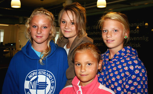 BLE LIVREDDE: F.v. Tone Haugan Ovenberg (12), Sara Hammer (14), Mille Botner (9) og s�steren Marte Botner (13) ble sjokkerte vitner til karuselldramaet p� Ekebergsletta. - Vi ble livredde, vi visste ikke hva som hadde skjedd, sier de. Foto: ARNA VIKANES S�RHEIM/DAGBLADET