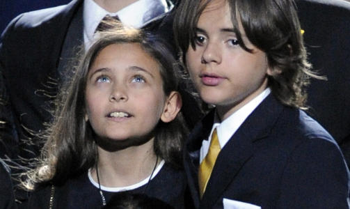 MICHAELS TRE BARN: Paris Jackson til venstre, Prince Michael Jackson I til h�yre og Prince Michael Blanket Jackson II p� scenen under minneh�ytideligheten for faren. Foto: SCANPIX/AFP PHOTO / Mark J. Terrill / POOL