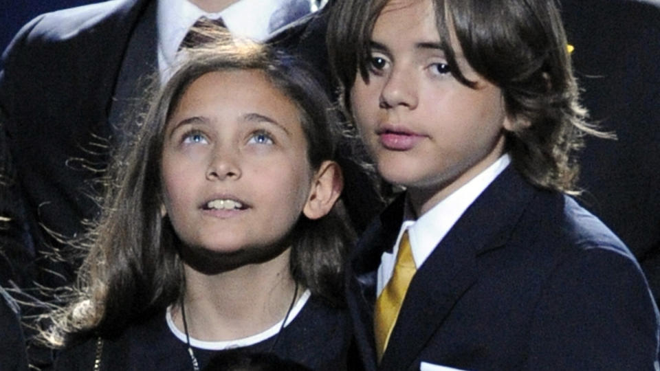  R�RENDE MINNESTUND:  Paris Jackson og Prince Michael Jackson st�r sammen p� scenen under minnestunden for pappa Michael Jackson i Staples Center i Los Angeles.  Foto: AP Photo/Mark J. Terrill