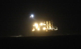 SV�RT KREVENDE FORHOLD: V�r og m�rke gjorde redningsarbeidet i natt sv�rt vanskelig. Foto: Per Fl�the