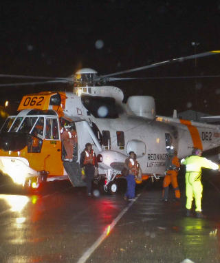 EVAKUERT MED SEA KING: Mannskapet er i god behold, men milj��deleggelsene kan bli enorme. Foto: Per Fl�the