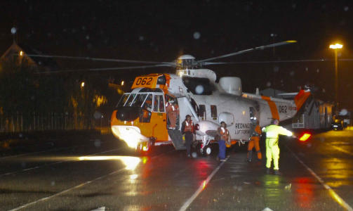 I TRYGGHET: Mannskapet fraktes med Sea King-helikopter. Foto: Per Fl�the