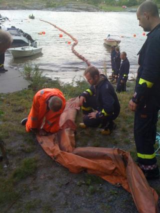 LEGGER UT LENSER: Redningsmannskaper har begynt arbeidet, men n�rmer seg forel�pig ikke selve skipet. MMS-foto: Per Fl�the