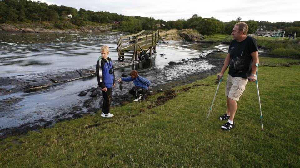 TILGRISET: J�rn Nilsen (t.v.), Aud Eklund og Joachim Andersen er oppr�rt over det omfattende oljes�let. Foto: Per Fl�the