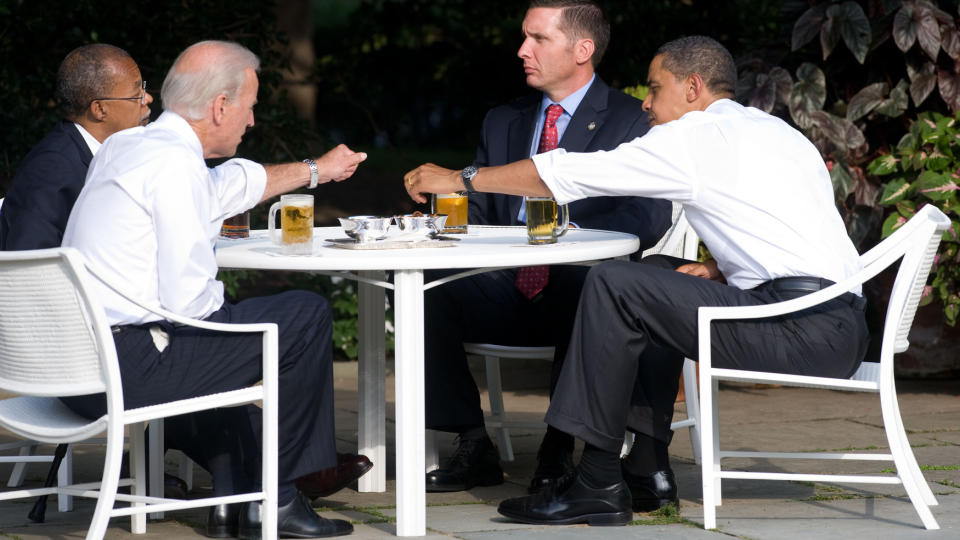 OVER EN �L: Barack Obama og visepresident Joe Biden inviterte politimannen James Crowley og Harvard-professoren Henry Louis Gates til � ta en �l sammen.  Foto: AFP PHOTO / Saul LOEB/SCANIX