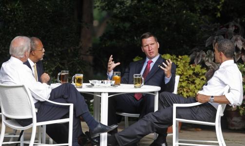 HVER SIN SMAK: Obama drakk Bud Lite, politibetjent Crowley drakk Blue Moon, professor Gates drakk Samuel Adams Light og Biden, som ikke drikker alkohol, hadde Buckler i glasset. Foto: REUTERS/Jim Young/SCANPIX