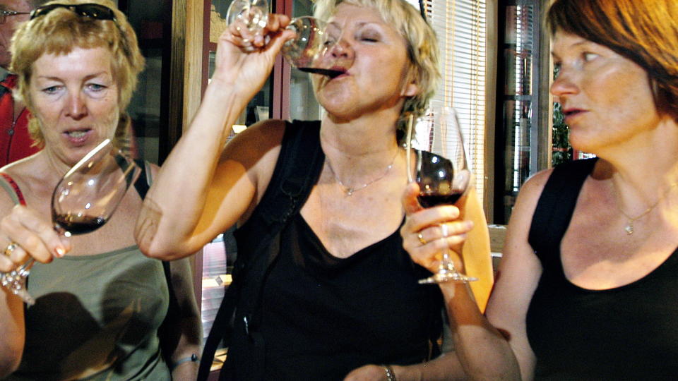 - L�P OG KJ�P: Dagbladets vinanmelder er klar i sin tale. Her er det vinsmaking p� gang i Sienna, som ligger midt i vinomr�det Chianti. Foto: Truls Brekke/Dagbladet