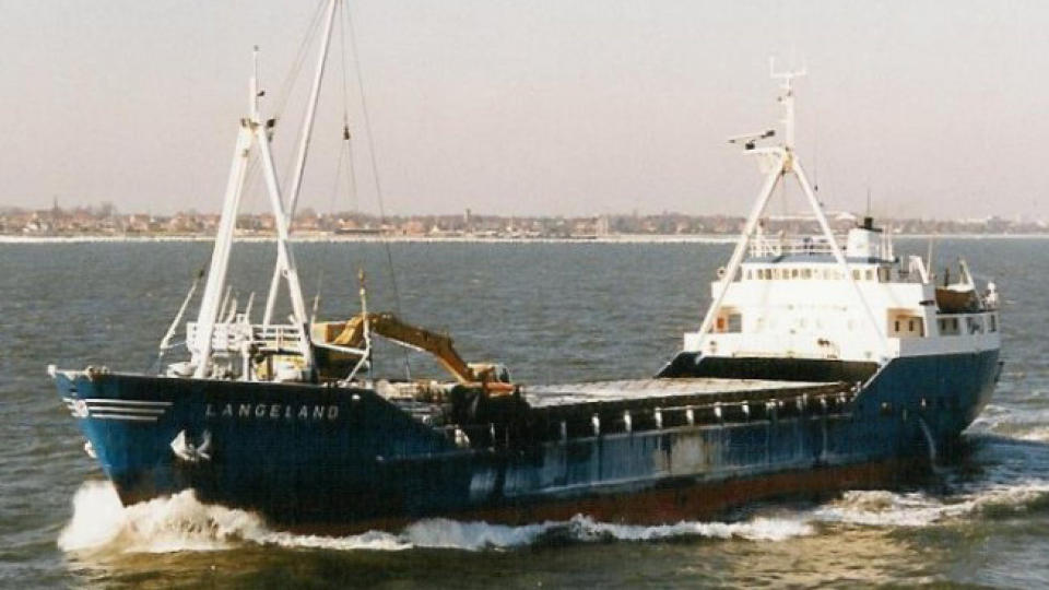  SANK I KOSTERFJORDEN:  Det norske lasteskipet Langeland p� vei til Moss med stein, begynte � f� slagside ved 06-tiden. Skipet s�kte inn i Kosterfjorden, men ved 08.30-tiden gikk et galt. Foto: Myklebusthaug Management AS.