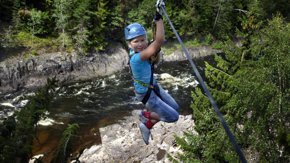 H�YDESKREKK: Frida Borg (10) har klatret mye tidligere, men innr�mmer likevel at hun er litt redd for h�yder f�r hun kaster seg utfor i Norges lengste wire-bane. - Det var veldig g�y, men litt h�yt ogs�, sier hun til Dagbladet. Foto: Lars Lindqvist.