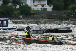 OLJELENSER: Redningsmannskaper la i morgentimene fredag ut oljelenser etter at det Panamaregistrete bulkskipet Full City gikk p� grunn ved S�stein utenfor Langesund i Telemark.
Foto: Terje Bendiksby / SCANPIX