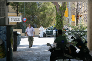 ETTERFORSKERE: Det foreg�r n� n�rmere �stedsgranskning ved politistasjonen p� Palma Nova. Foto: P�l Stokka