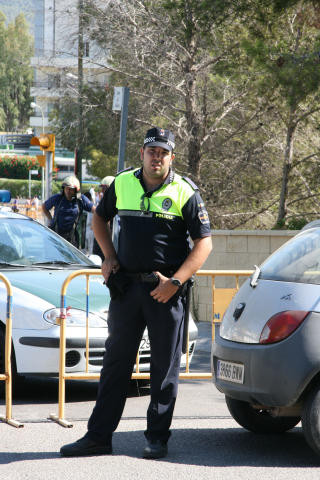 SIKKERHETSOPPBUD: Det er store politistyrker p� plass over hele Palma Nova, her en politimann utenfor politistasjonen der det smalt i g�r. Foto: P�l Stokka