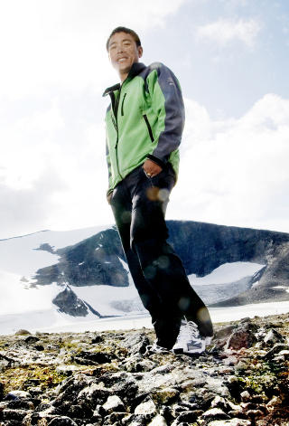 SUPERSHERPAEN: Det var Dawa Chhiri Sherpa (37) som organiserte redningsaksjonen som førte til at Jarle Trå fant veien ned til framskutt basecamp på 6400 meter der de andre nordmennene ventet. Nå forteller han om hva som skjedde på 8300 meter og hvorfor han aldri mer vil organisere turer for folk som nekter å bruke ekstra oksygen. SUPERSHERPAEN: Det var Dawa Chhiri Sherpa (37) som organiserte redningsaksjonen som førte til at Jarle Trå fant veien ned til framskutt basecamp på 6400 meter der de andre nordmennene ventet. Nå forteller han om hva som skjedde på 8300 meter og hvorfor han aldri mer vil organisere turer for folk som nekter å bruke ekstra oksygen.