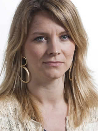 ANBEFALER REISEFORSIKRING:
— Det skal ikke være slik at nordmenn på reise i utlandet kan se bort fra dette ansvaret, og forvente at den norske staten, finansiert av norske skattepenger, betingelsesløst skal redde enhver nordmann i nød i utlandet, sier Ragnhild Imerslund, underdirektør i UDs kommunikasjons- avdeling. Ifølge UD jobbet det mellom ti og tjue personer med å bistå Trå og sørge for at han fikk den rette medisinske behandlingen så raskt som overhodet mulig. ANBEFALER REISEFORSIKRING:
— Det skal ikke være slik at nordmenn på reise i utlandet kan se bort fra dette ansvaret, og forvente at den norske staten, finansiert av norske skattepenger, betingelsesløst skal redde enhver nordmann i nød i utlandet, sier Ragnhild Imerslund, underdirektør i UDs kommunikasjons- avdeling. Ifølge UD jobbet det mellom ti og tjue personer med å bistå Trå og sørge for at han fikk den rette medisinske behandlingen så raskt som overhodet mulig.