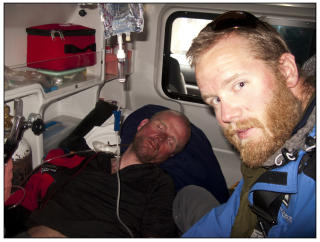 TIL KATMANDU: På grensa til Nepal sto en ambulanse klar for å frakte Jarle Trå til sykehuset i hovedstaden. Lege og klatrekollega Lars Oma Erichsrud overvåker Trå i ambulansen. TIL KATMANDU: På grensa til Nepal sto en ambulanse klar for å frakte Jarle Trå til sykehuset i hovedstaden. Lege og klatrekollega Lars Oma Erichsrud overvåker Trå i ambulansen.