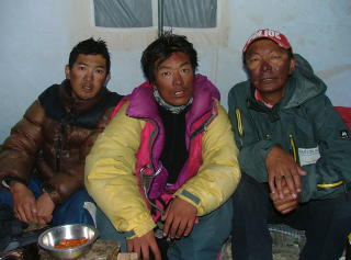 FØRSTE REDNINGSFORSØK: Jangbu Sherpa (fra venstre), Lhakpa Sherpa og Nawang Tenzing Sherpa er utkjørte etter at de gikk opp igjen til 8300 meter bare to døgn etter at de hadde stått på toppen. Her er de nettopp kommet tilbake og sitter i kjøkkenteltet på 6400 meter. De ble lovet 2500 dollar hver fra Stein Grønnerøe for å lete etter Jarle Trå. FØRSTE REDNINGSFORSØK: Jangbu Sherpa (fra venstre), Lhakpa Sherpa og Nawang Tenzing Sherpa er utkjørte etter at de gikk opp igjen til 8300 meter bare to døgn etter at de hadde stått på toppen. Her er de nettopp kommet tilbake og sitter i kjøkkenteltet på 6400 meter. De ble lovet 2500 dollar hver fra Stein Grønnerøe for å lete etter Jarle Trå.