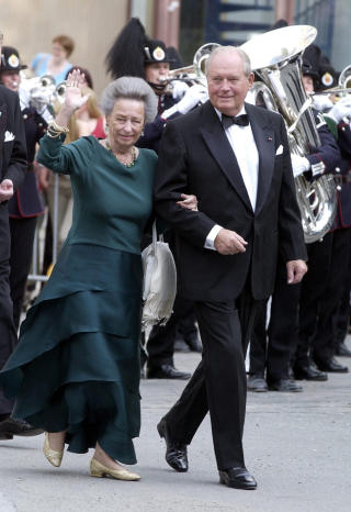 FESTSTEMT: Prinsesse Ragnhild og Erling Lorentzen ankommer festforestillingen i Trondheim under bryllupet til M�rtha og Ari. Foto: Tom �sthuus.