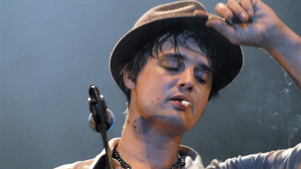 BERYKTET ROCKER: Pete Doherty p� scenen med siggen i munnen p� en festival i Frankrike tidligere i sommer. Foto: Stella Pictures