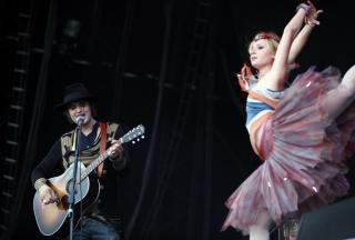  P� SCENEN:  Pete Doherty p� den velkjente Glastonburyfestivalen i England. Foto: Stella Pictures