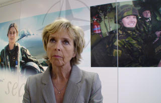 LOVER � HJELPE: Forsvarsminister Anne-Grete Str�m-Erichsen. Foto: Trygve Mellvang-Berg/SCANPIX