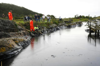 GRISERI: Over tusen tonn tungolje og 120 tonn lettolje har lekket ut fra havaristen. Her fra ryddearbeidet p� ei strand. Foto: TERJE BENDIKSBY/SCANPIX