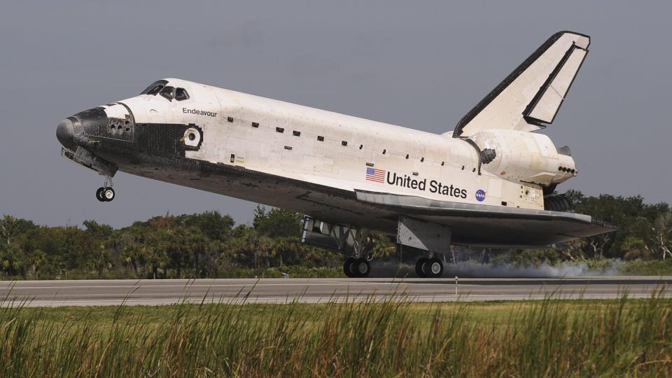 HJEMKOMST: Romferja Endeavour landet p� Kennedy Space Center i Florida. Foto: Scanpix/REUTERS/Stan Honda