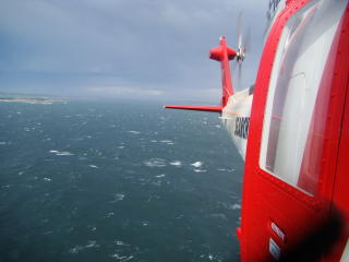 S�KER ETTER MANNSKAPET: D�rlig v�r gj�r arbeidet vanskelig. Foto: R�ddningshelikopter Lifeguard 901/Sj�fartsverket