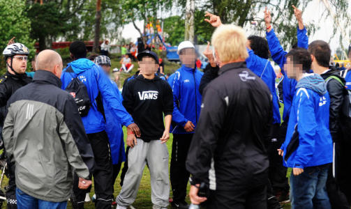 BR�K: Det oppsto h�ndgemeng mellom politi og Suot-spillere i forbindelse med en Karanba-kamp under Norway Cup i g�r. Foto: Vidar Alfarnes