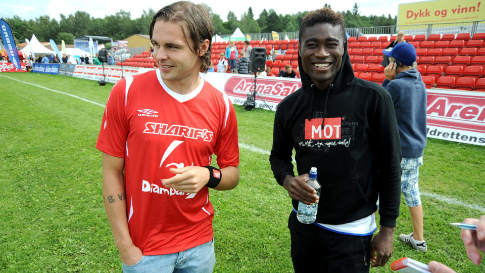 RENNES-KLAR: N� gjenst�r den medisinske sjekken og de personlige betingelsene. Her sammen med Vadim Demidov etter kjendiskampen under Norway Cup p� Ekebergsletta Foto: �ystein Monsen / DAGBLADET.