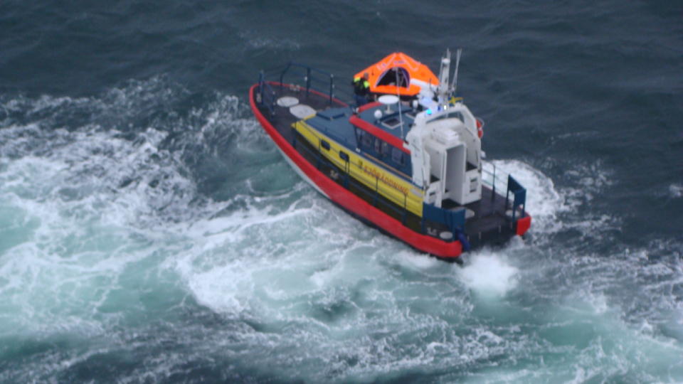 FANT TOM REDNINGSB�T: Her finner Sj�r�ddningen en av redningsb�tene fra det forliste skipet. Foto: R�ddningshelikopter Lifeguard 901/Sj�fartsverket