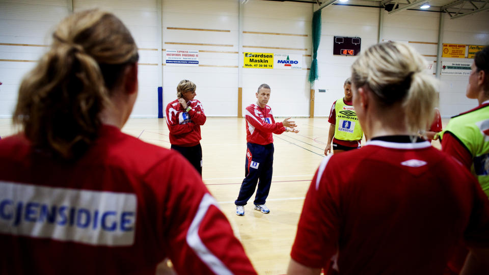 DEBUT-SEIER: Thorir Hergeirsson og h�ndballjentene vant islendingenes f�rste kamp som norsk landslagssjef. Her fra trening i Holterhallen i Nannestad. Foto: Kyrre Lien / SCANPIX