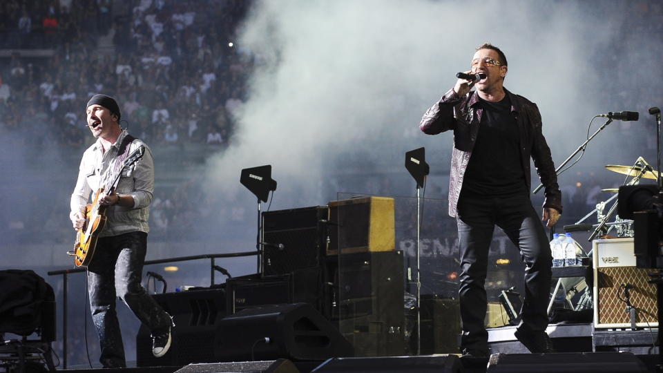  U2-SIRKUSET:   Det irske bandet U2 er p� plass i Sverige, her fra en konsert i Paris. Foto: Stella Pictures