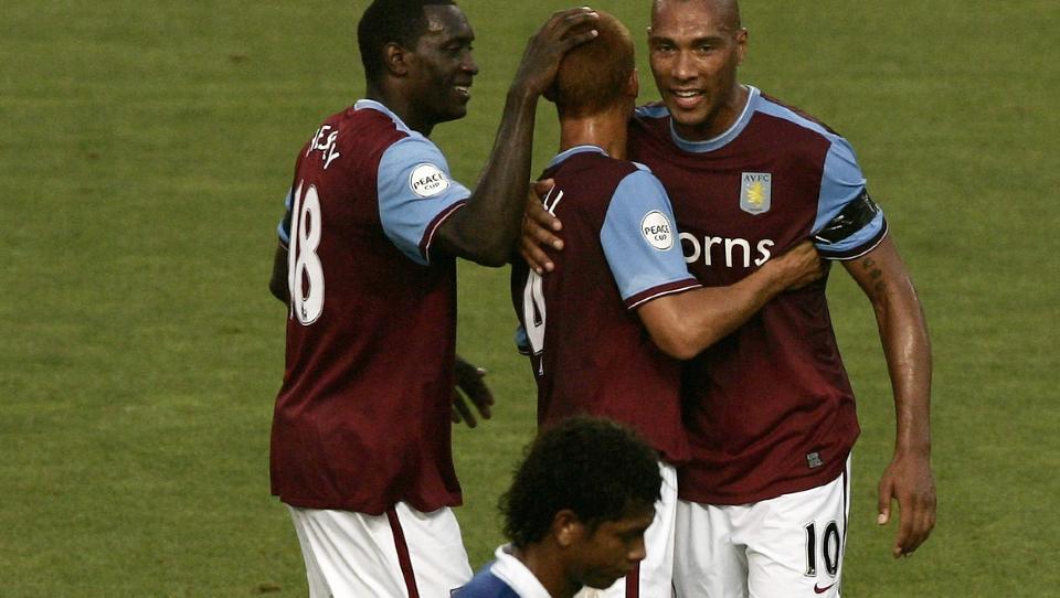 TIL FINALE: Aston Villa og John Carew slo Porto med ti mann, etter at Heskey ble utvist. N� venter Real Madrid eller Juventus. Foto: Jon Nazca / REUTERS.