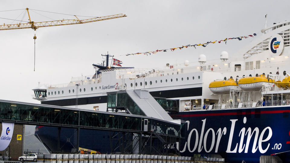  STORMTR�BBEL:  Ferjetrafikken over Skagerak har hatt store forsinkelser siste d�gn p� grunn av uv�r. Men fra l�rdag morgen skal Larvik - Hirtshals v�re i rute igjen, opplyser rederiet Color Line. Her den nye hurtigb�ten SuperSpeed2 til kai i Larvik. Foto: HEIKO JUNGE, SCANPIX.