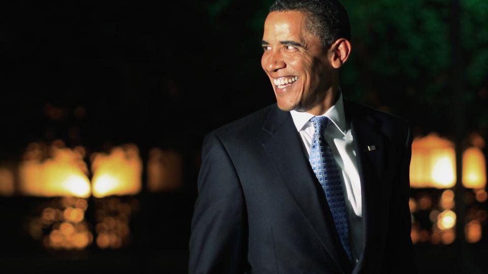  N�RMERE M�LET:  En sm�rblid president Barack Obama rusler over Pennsylvania Avenue og hjem til Det hvite hus i g�r kveld. Foto: JIM YOUNG, REUTERS/SCANPIX.