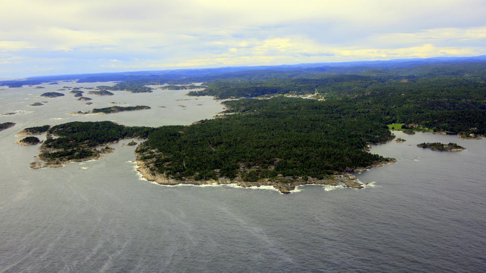 KAN �DELEGGE S�RBART LANDOM�DE: I vannet ser du olja som er p� vei mot Jomfruland - som er omr�det du ser p� bildet. Foto: Terje L�chen