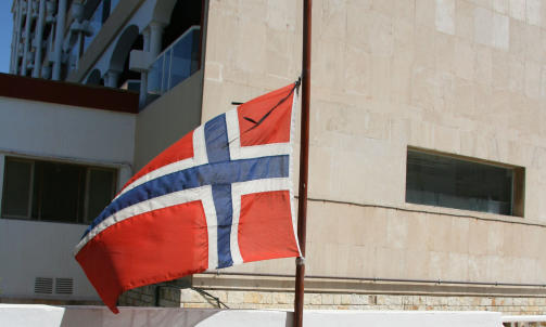 HALV STANG: Utenfor den norske sj�mannskirke st�r det norske flagget p� halv stang. Foto: P�l Stokka