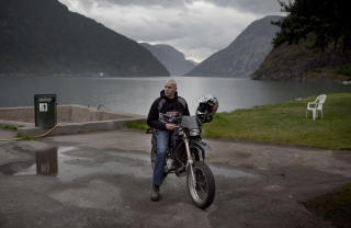 FJORDPAUSE: Tore Henkedalen pleier � kj�re hit for � ta en r�yk i blant, forteller han fotografen. Foto: LARS LINDQVIST