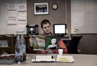 PAUSE: Cato Trulssen (22), sommervikar ved �rdal Hydro, leser Nemi i pausen. Foto: LARS LINDQVIST