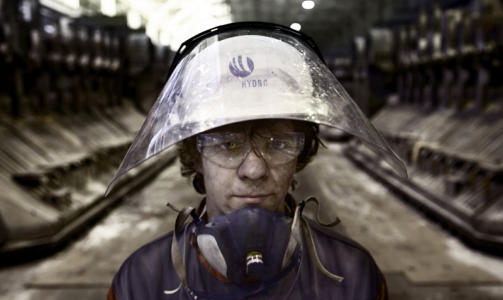 SLETT ARBEIDSMORAL?: Nordmenn blir beskyldt for � ha slett arbeidsmoral. Men stemmer dette bildet med virkeligheten? Bildet er av Andras Nesheim (18), som hadde sommerjobb hos �rdal Hydro i �r. Dagbladet m�tte ham da vi lagde en reportasje om �rdal-samfunnet. Foto: LARS LINDQVIST