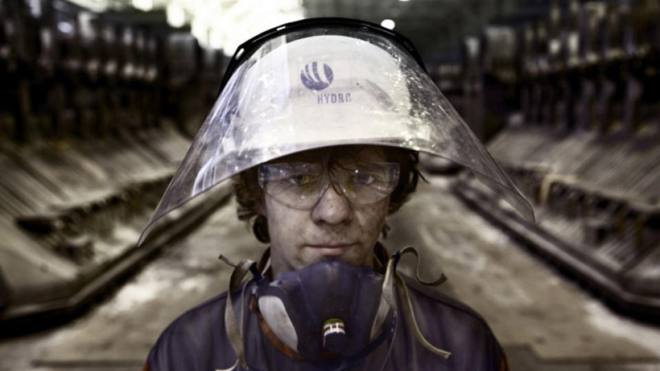 UTD�DENDE RASE?: - Fortsetter vi � bl� like mye som i dag, s� tror jeg ikke vi har en aluminiumsindustri i Norge om to-tre �r, sier LO-tillitsvalgt. Bildet er av Andras Nesheim (18), som hadde sommerjobb hos �rdal Hydro i �r. Dagbladet m�tte ham da vi lagde en reportasje om �rdal-samfunnet. Foto: LARS LINDQVIST