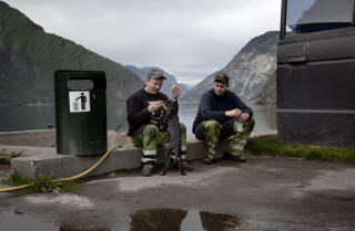 IDYLL: �rdal er plassert innerst i verdens lengste og dypeste fjord, Sognefjorden. Her leker Knut Erik Thune (t.v.) og �ge K�rtveit med en hundevalp. Foto: LARS LINDQVIST