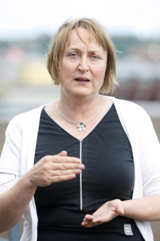 I SJOKK: - Alle er i sjokk. Det er en tung dag for Hasvik, sier ordf�rer Eva Husby. Her under et m�te med fiskeriminister Helga Pedersen
Foto: H�kon Mosvold Larsen / SCANPIX