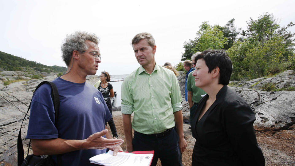 BEGYNNER FUGLEVASKING: WWF-leder Rasmus Hansson (t.v.), som her diskuterer oljeutslippet utenfor Langesund med ministrene Erik Solheim og Helga Pedersen, setter i gang vask av tils�lte fugler neste uke. Foto: Per Fl�the
