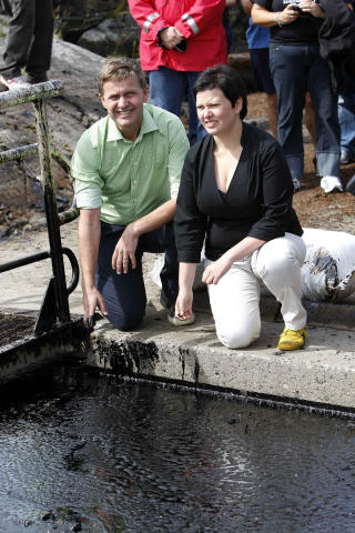 DREV MOT LAND: Ministrene tok s�let, som har n�dd helt inn til land og rammet b�de flora og fauna, i n�rmere �yesyn. Foto: Per Fl�the