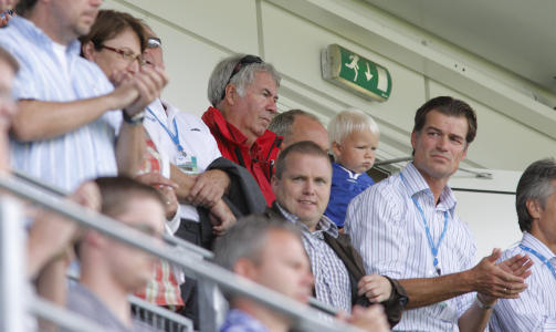 IMPONERT: Landslagssjef Egil �Drillo� Olsen tok ikke ut en eneste Molde-spiller i landslagstroppen mot Skottland. MFK med Magne Hoseth i spissen ga Drillo p� tribuneplass p� Aker Stadion svar p� tiltale.Foto: Svein Ove Ekornesv�g / SCANPIX