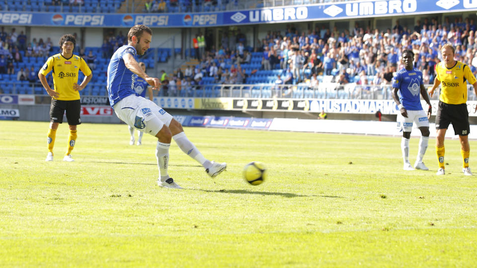 HATTRICK-HOSETH: Magne Hoseth trengte bare �tte minutter p� � score hattrick p� Aker Stadion i det som var en fantastisk forestilling fra vertene Molde de f�rste 45 minuttene.
Foto: Svein Ove Ekornesv�g / SCANPIX