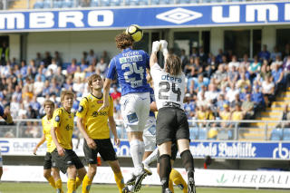 OFFSIDE?: Vegard Forren og Molde fikk en dr�mme�pning p� kampen da midtstopperen stanget hjemmelaget i f�ringen. Likevel s� det av reprisen ut til at Forren var i offside da Makhtar Thioune slo frisparket som ledet til scoringen.Foto: Svein Ove Ekornesv�g / SCANPIX