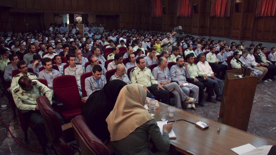 I RETTEN: Her sitter over hundre opposisjonstilhengere som er arrestert udner oppt�yene i Iran. Foto: Scanpix/Reuters/Fars News